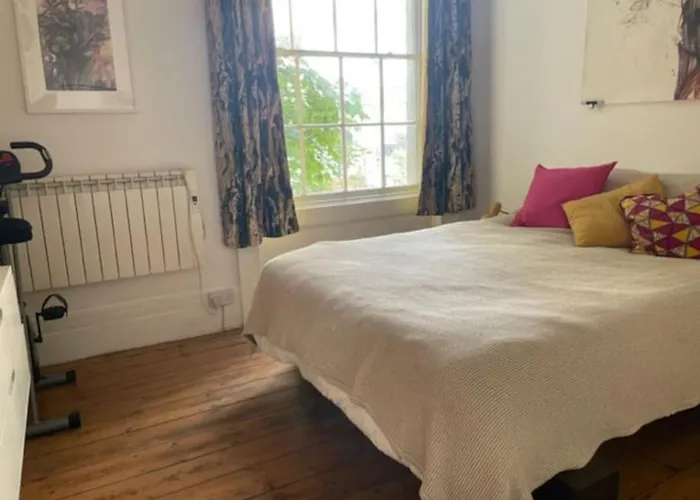 Artistic Spacious Flat In Central Brixton